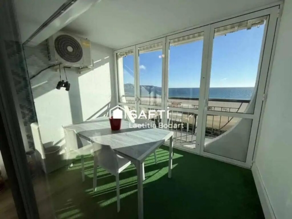 Imagen 2 de Magnífico apartamento renovado en primera línea de mar con licencia turística.