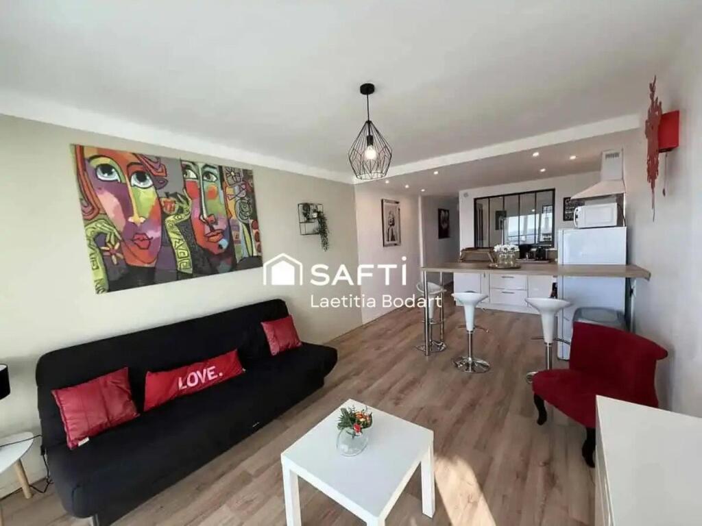 Imagen 3 de Magnífico apartamento renovado en primera línea de mar con licencia turística.