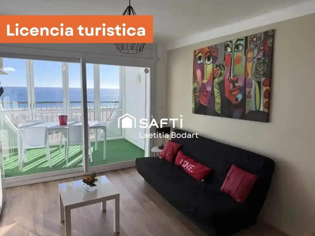 Imagen 1 de Magnífico apartamento renovado en primera línea de mar con licencia turística.