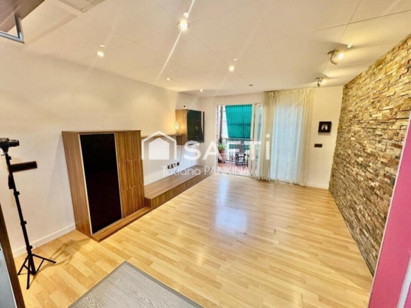 Imagen 1 de Atico acogedor con balcon!