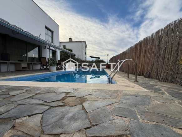 Imagen 4 de Casa amplia con piscina y jacuzzi en Calafell