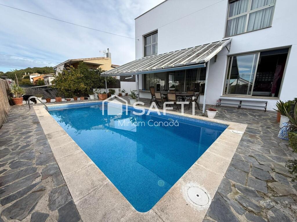 Imagen 1 de Casa amplia con piscina y jacuzzi en Calafell