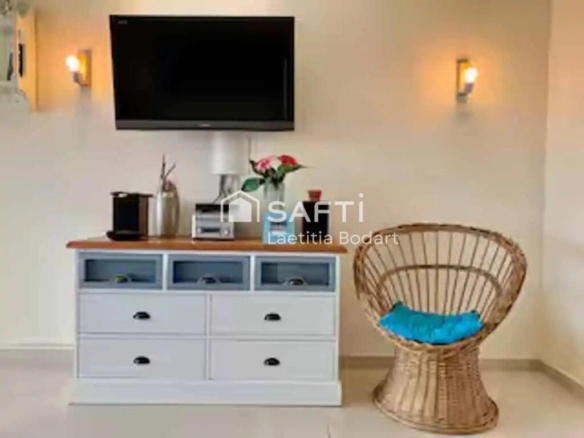 Imagen 3 de Magnífico apartamento renovado con terraza y licencia turística – Frente al mar