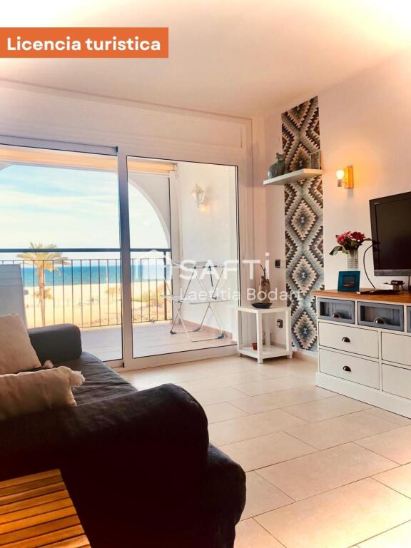 Imagen 1 de Magnífico apartamento renovado con terraza y licencia turística – Frente al mar