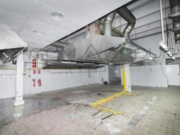 Imagen 4 de Nave Industrial Moderna y Totalmente Equipada en Venta – Ubicación Estratégica en Sant Feliu de Llobregat