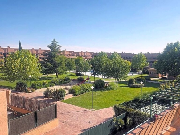 Imagen 1 de PISO CON TERRAZA Y PLAZA DE GARAJE EN AV. SIERRA DE GREDOS