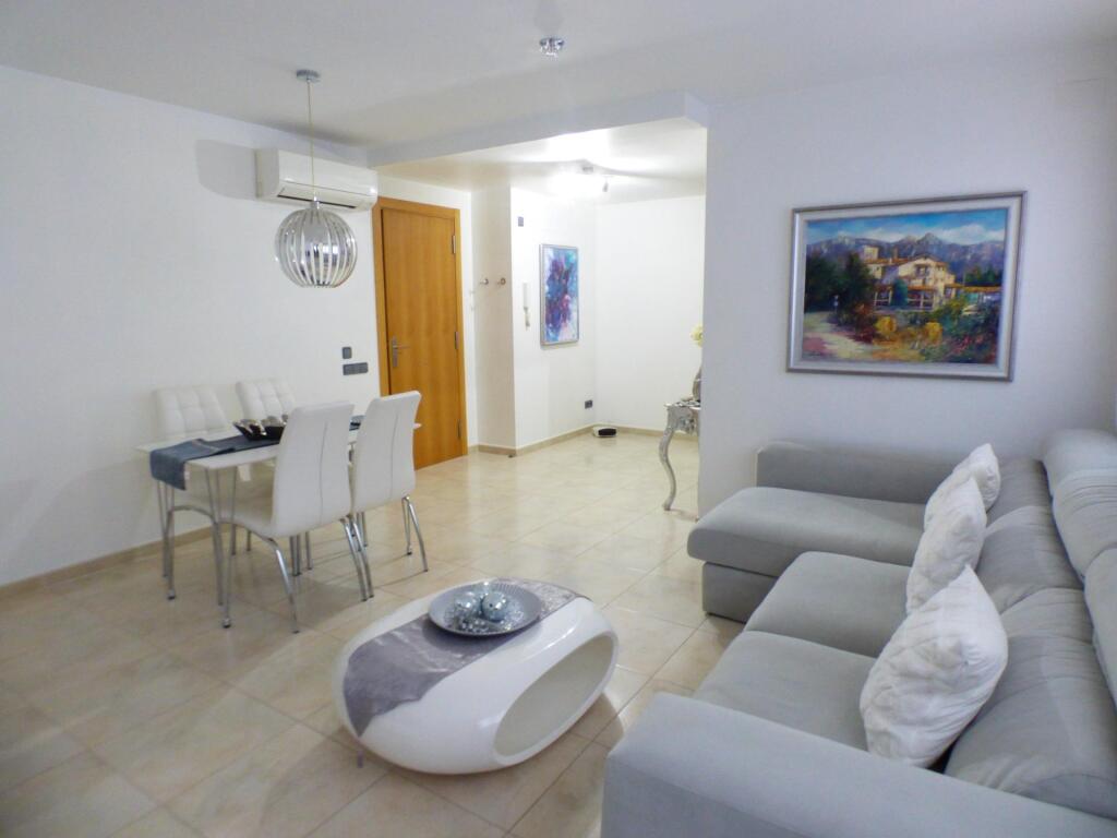 Imagen 2 de ? PISO SEMINUEVO EN MANRESA ZONA PLAÇA CATALUNYA CON ASCENSOR Y PK. TOTALMENTE AMUEBLADO