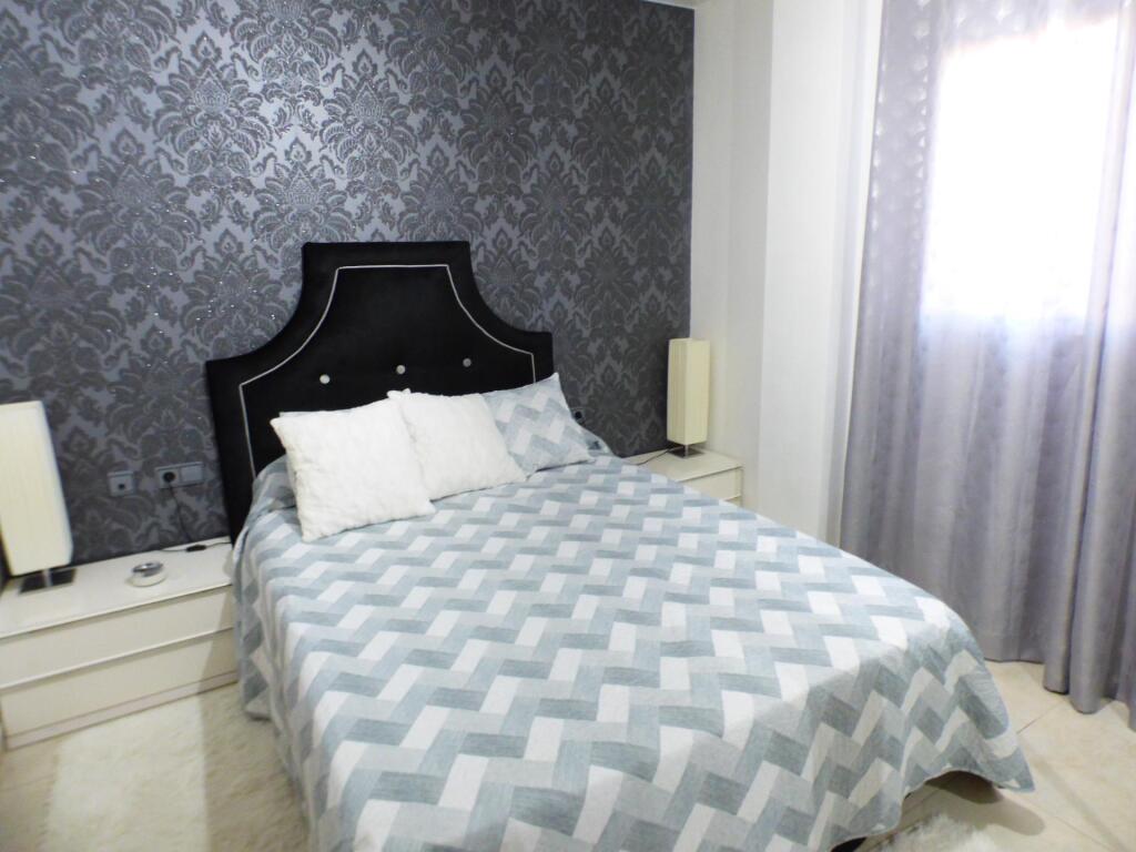 Imagen 3 de ? PISO SEMINUEVO EN MANRESA ZONA PLAÇA CATALUNYA CON ASCENSOR Y PK. TOTALMENTE AMUEBLADO