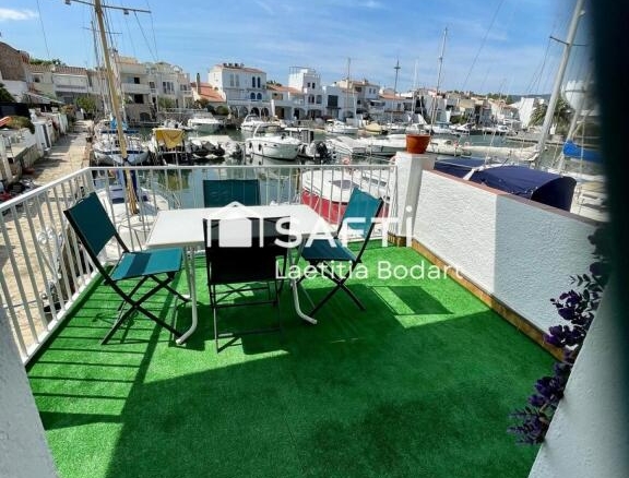 Imagen 2 de Encantador apartamento renovado con terraza y vistas al canal – Zona tranquila de Empuriabrava