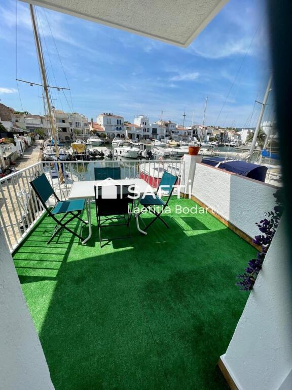 Imagen 2 de Encantador apartamento renovado con terraza y vistas al canal – Zona tranquila de Empuriabrava