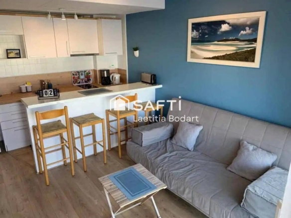 Imagen 4 de Encantador apartamento renovado con terraza y vistas al canal – Zona tranquila de Empuriabrava