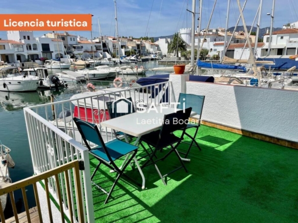Imagen 1 de Encantador apartamento renovado con terraza y vistas al canal – Zona tranquila de Empuriabrava