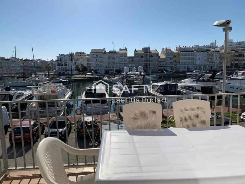 Imagen 3 de Amplio apartamento renovado de 2 dormitorios con terrazas y vistas al canal – Empuriabrava
