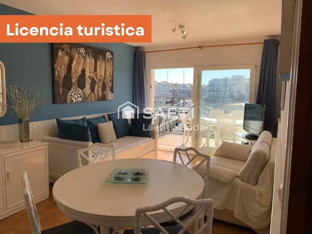 Imagen 1 de Amplio apartamento renovado de 2 dormitorios con terrazas y vistas al canal – Empuriabrava