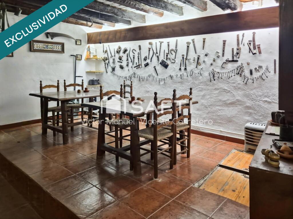 Imagen 1 de Enorme casa de pueblo con muchísimo encanto