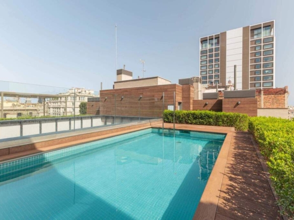 son piscina y solàrium en cubierta