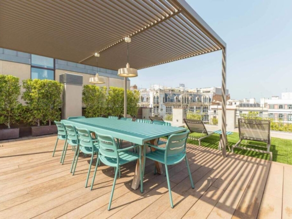 son piscina y solàrium en cubierta