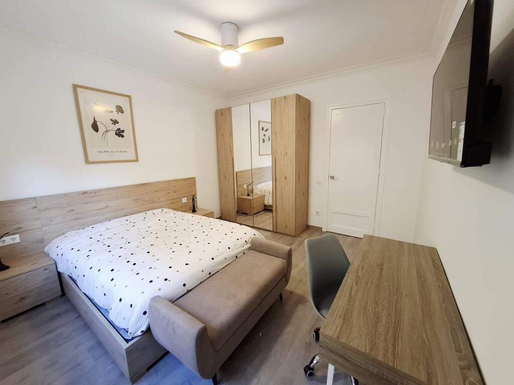 Imagen 1 de Amplio piso reformado de 4 habitaciones en el barrio de Sagrada Família. ¡ A estrenar!