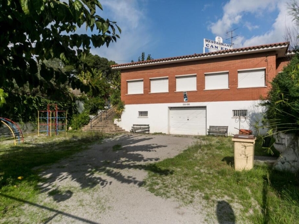 Imagen 2 de Gran complejo a pie de AP-7 en Bellaterra