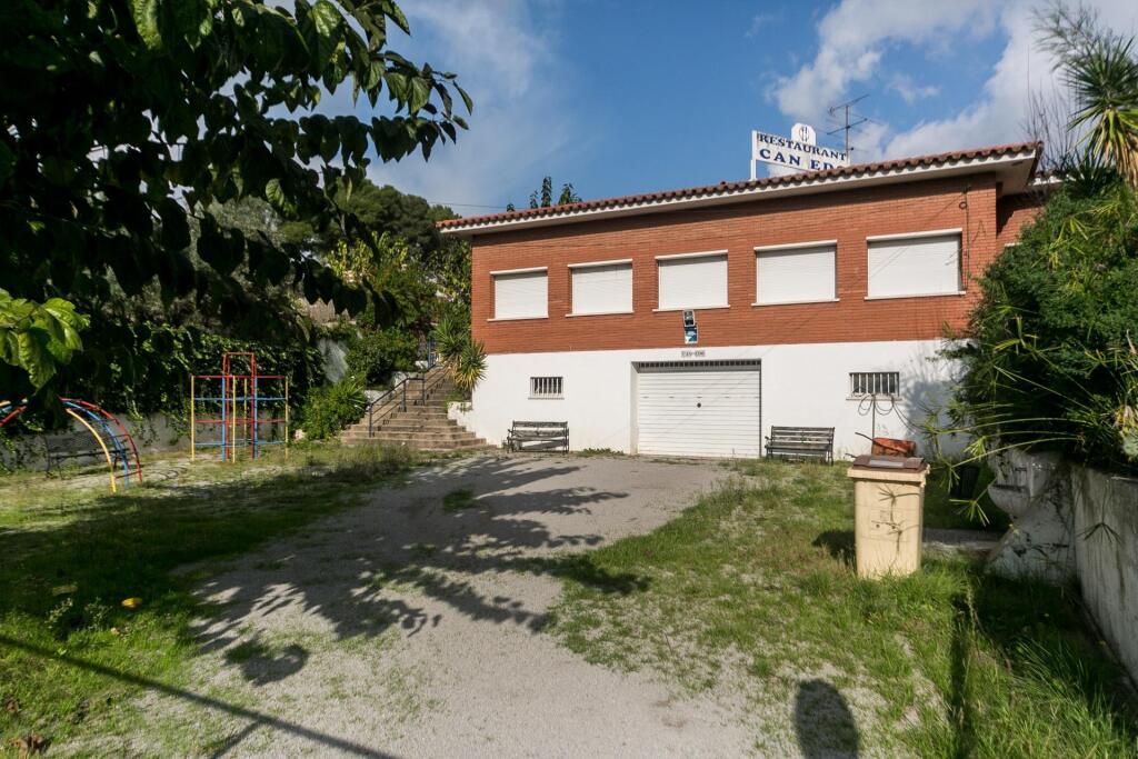 Imagen 2 de Gran complejo a pie de AP-7 en Bellaterra Imagen 2 de Gran complejo a pie de AP-7 en Bellaterra