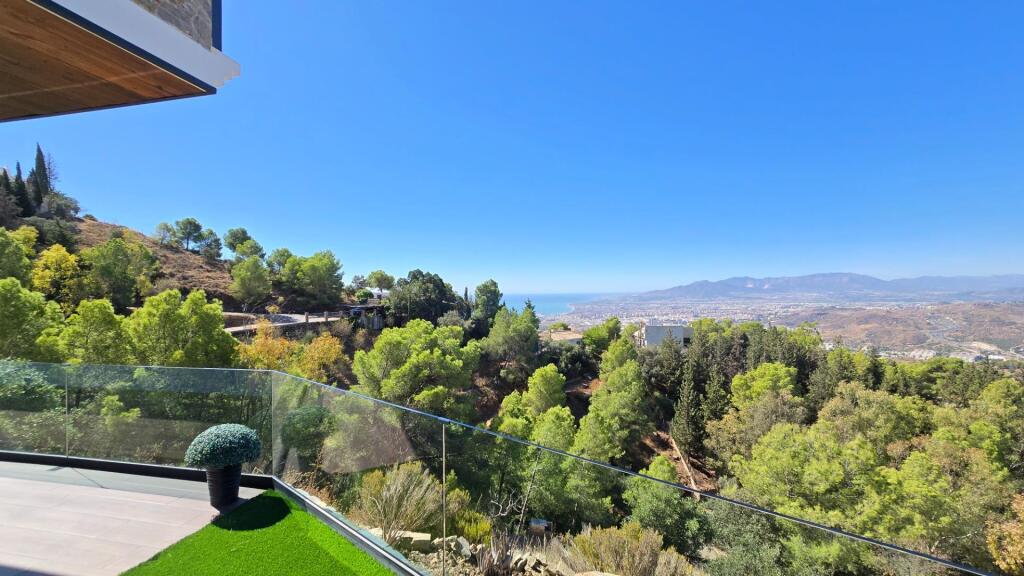 Imagen 2 de Villa exclusiva en la reserva natural de Málaga – vistas incomparables y a estrenar