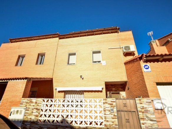 Imagen 1 de Fantástico chalet de 4 dormitorios para entrar a vivir en Chozas de Canales