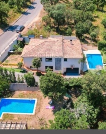 Imagen 1 de Chalet en Venta: Espacio y Comodidad en Dos Plantas