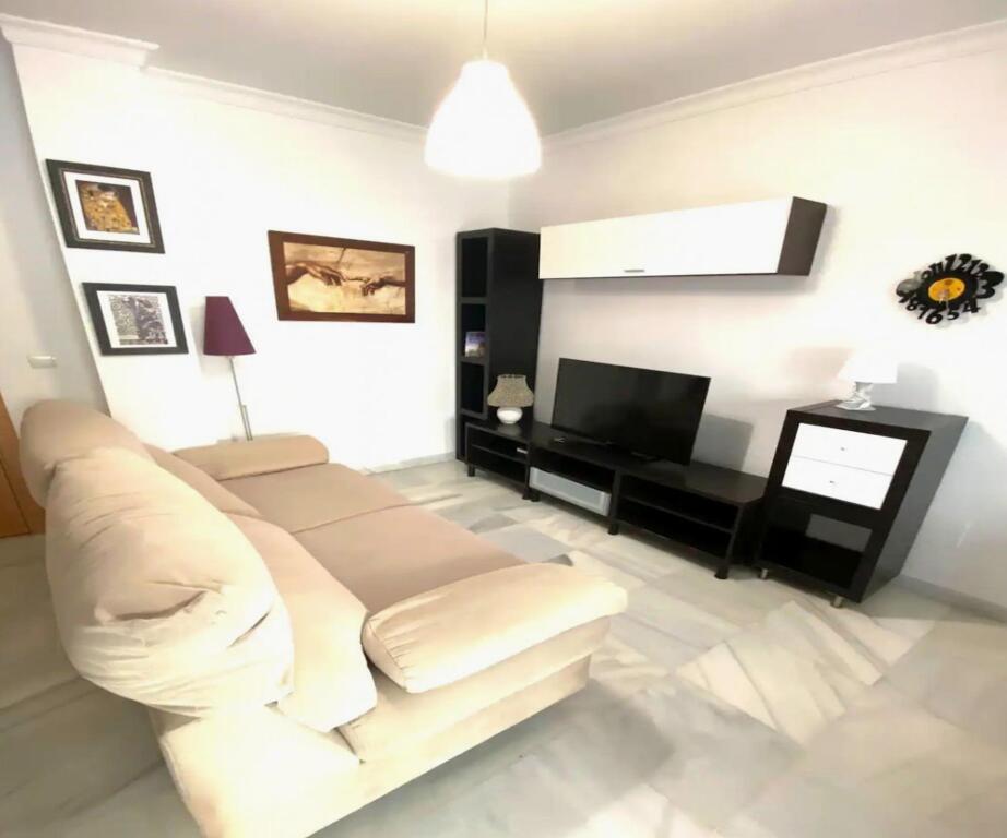 Imagen 2 de OPORTUNIDAD DE INVERSIÓN!! Piso de 2 dorm. en Paseo Marítimo Fuengirola