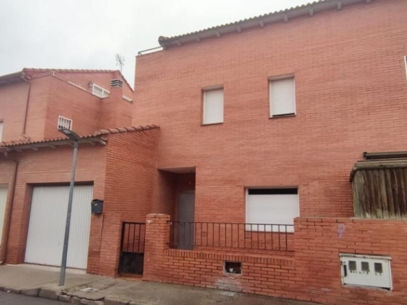 Imagen 2 de Chalet adosado OCUPADO de 4 dormitorios en Chozas de Canales