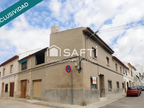 Imagen 1 de ¡Oportunidad única! Casa de dos plantas en esquina con amplios espacios y excelente ubicación.