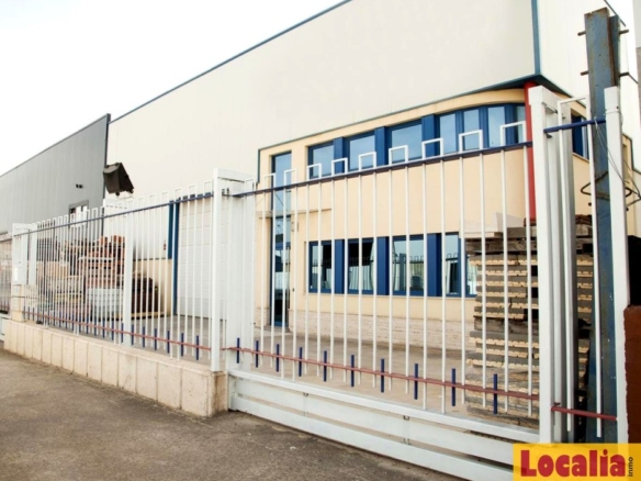 Imagen 1 de Estupenda nave industrial de 805m² en Palencia.