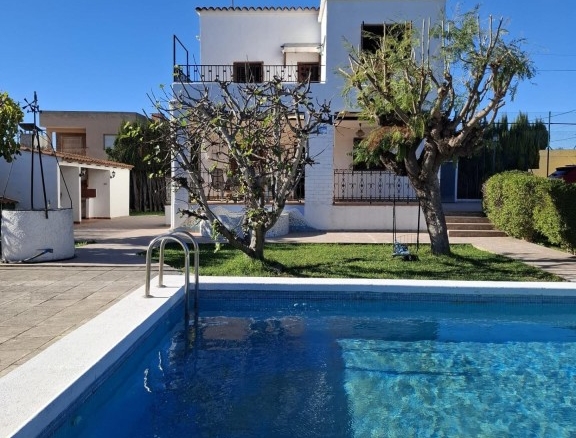 Imagen 1 de Villa reformada con piscina y pozo en zona premium