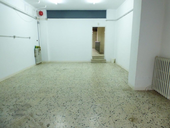 Imagen 2 de Local comercial con entrada de vehículos en alquiler en Manresa – Zona Oms y de Prat
