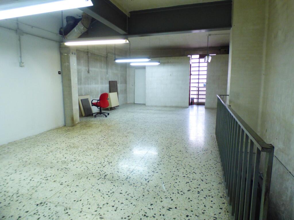 Imagen 3 de Local comercial con entrada de vehículos en alquiler en Manresa – Zona Oms y de Prat