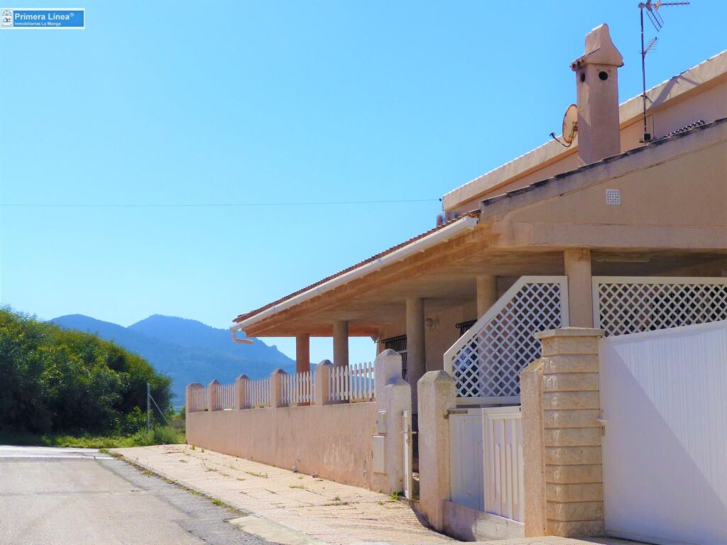 Imagen 2 de Venta de chalet de 816 m2 de parcela y piscina en Mar de Cristal