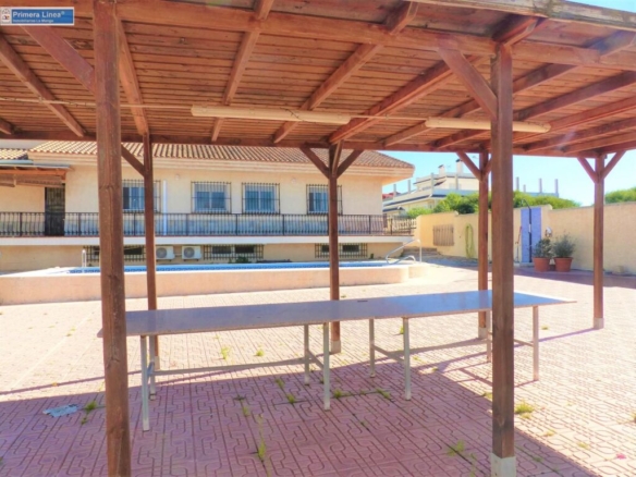 Imagen 3 de Venta de chalet de 816 m2 de parcela y piscina en Mar de Cristal