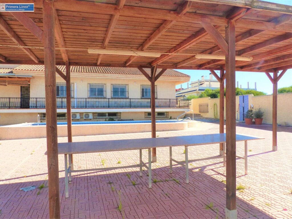 Imagen 3 de Venta de chalet de 816 m2 de parcela y piscina en Mar de Cristal