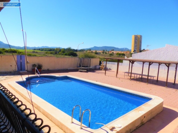 Imagen 4 de Venta de chalet de 816 m2 de parcela y piscina en Mar de Cristal