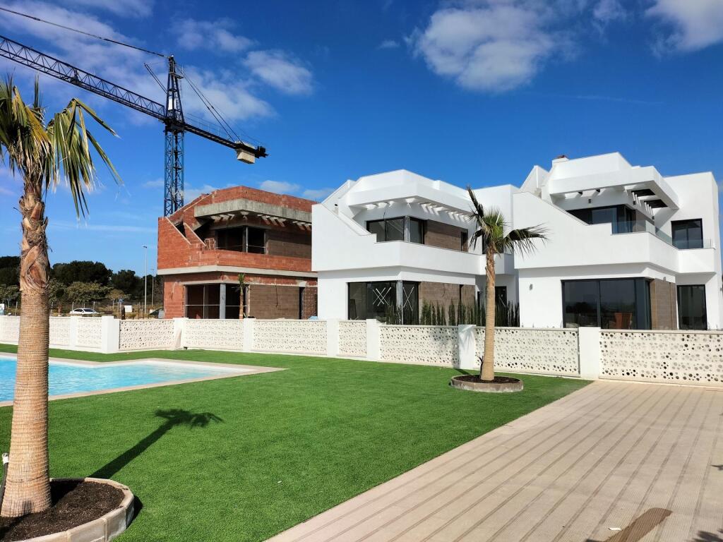Imagen 2 de VILLAS DE OBRA NUEVA EN PILAR DE LA HORADADA EN EL CAMPO DE GOLF