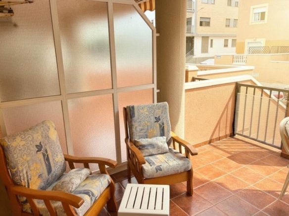 Imagen 2 de Oportunidad en Moncofa: Apartamento en segunda linea de mar con amplia terraza y entrada independiente.