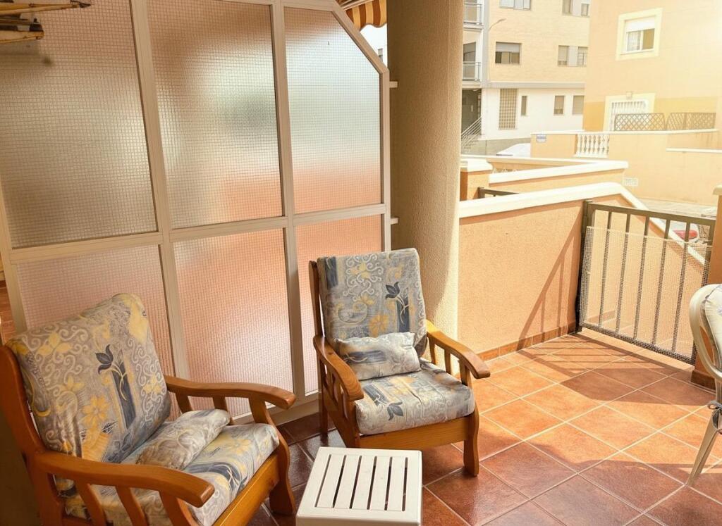 Imagen 2 de Oportunidad en Moncofa: Apartamento en segunda linea de mar con amplia terraza y entrada independiente.