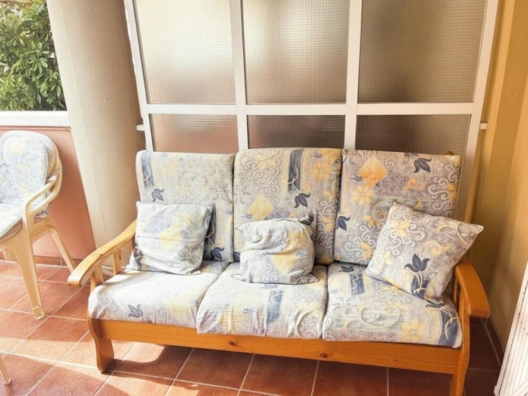 Imagen 3 de Oportunidad en Moncofa: Apartamento en segunda linea de mar con amplia terraza y entrada independiente.