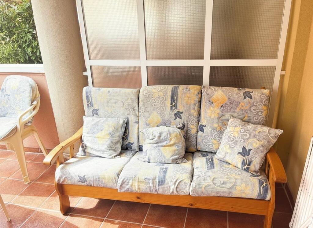 Imagen 3 de Oportunidad en Moncofa: Apartamento en segunda linea de mar con amplia terraza y entrada independiente.