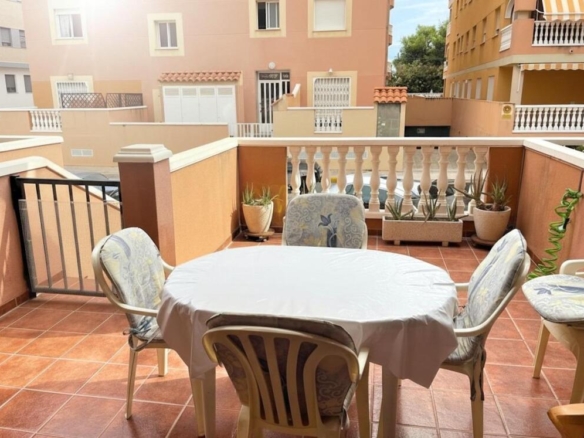 Imagen 1 de Oportunidad en Moncofa: Apartamento en segunda linea de mar con amplia terraza y entrada independiente.