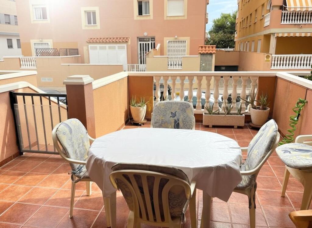 Imagen 1 de Oportunidad en Moncofa: Apartamento en segunda linea de mar con amplia terraza y entrada independiente.