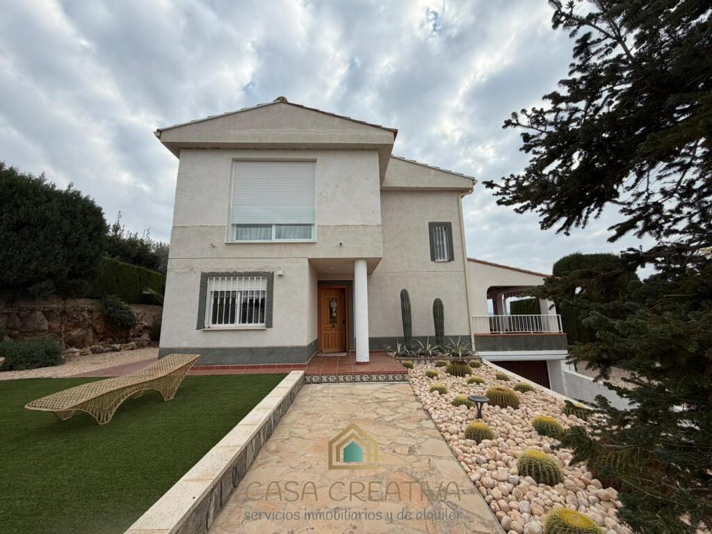 Imagen 1 de ESPECTACULAR CHALET REFORMADO A ESTRENAR EN URBANIZACIÓN VALLE DEL TURIA – BENAGUASIL