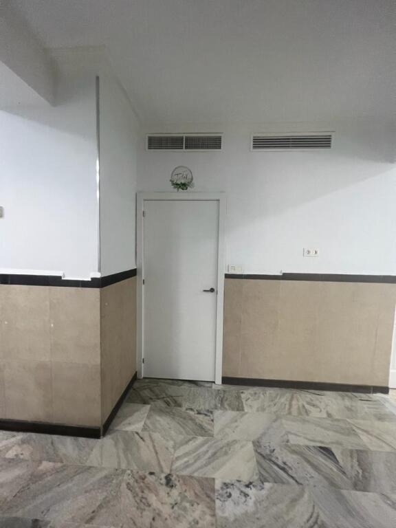 Imagen 3 de LOCAL COMERCIAL DIÁFANO A PIE DE CALLE EN SEVILLA ESTE