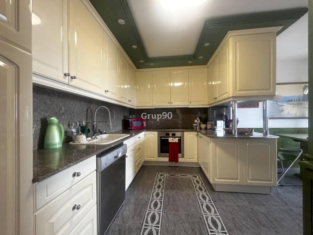 ¡a pocos minutos del Eix Comercial!