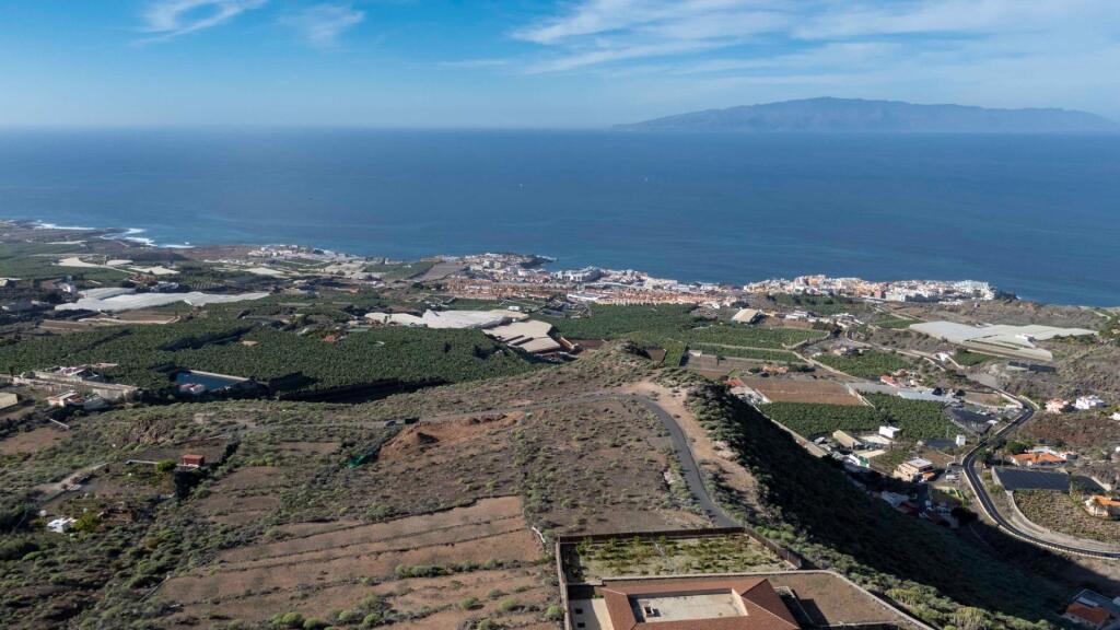 Imagen 1 de Terreno rústico en Chigora – con vistas al mar.