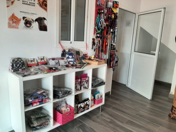 Imagen 4 de SE ALQUILA EN SABINILLAS LOCAL COMERCIAL EN EL CENTRO DEL NÚCLEO URBANO